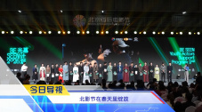 双乳被两个男人吮